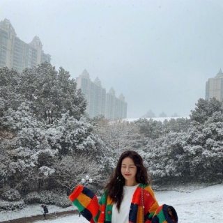 沈梦辰晒初雪美照 针织衫映衬白雪美成画报