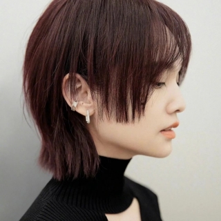 IU泫雅的新发型真是一整个清爽显脸小的大动作！